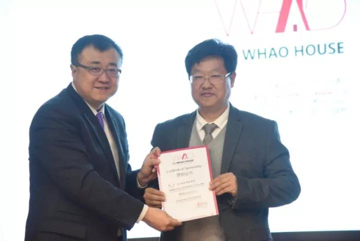 清華大學(xué)黨委常委、副校長(zhǎng)楊斌為天豐綠色裝配集團(tuán)總裁李旭祿頒發(fā)證書